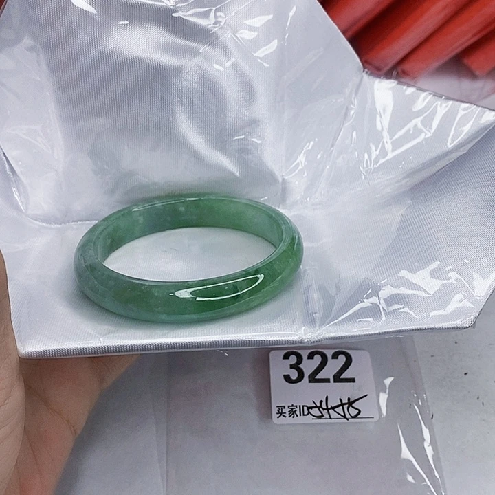 翡翠未镶嵌手镯一图一物实物为准（微瑕处理）