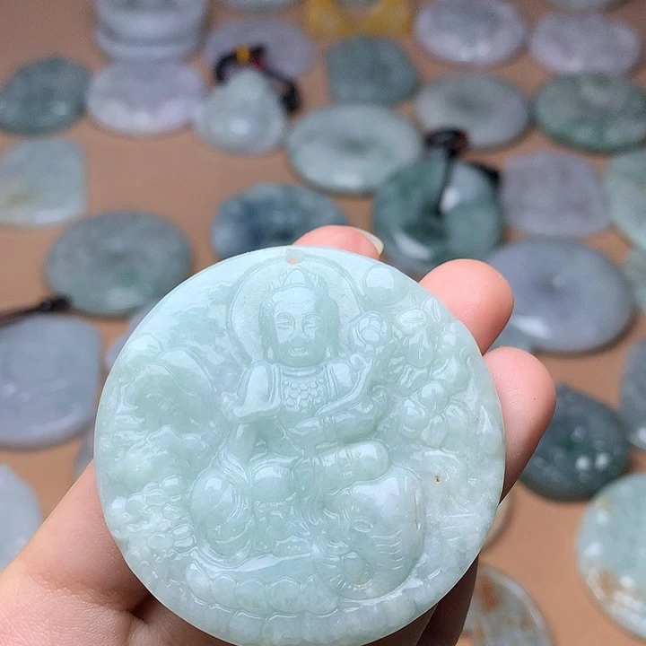 翡翠未镶嵌颈饰普贤菩萨