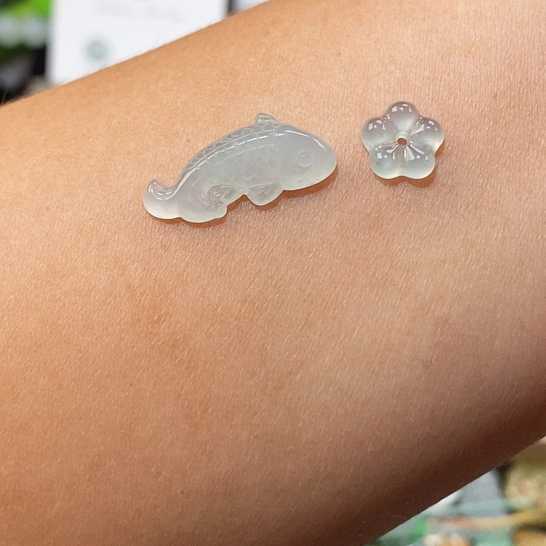 翡翠未镶嵌颈饰锦鲤小花