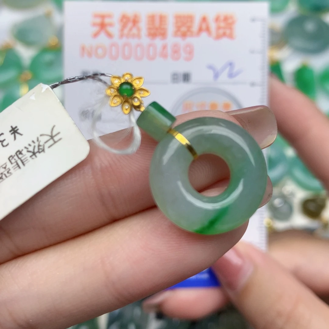 阿***）翡翠18K金镶嵌颈饰扣