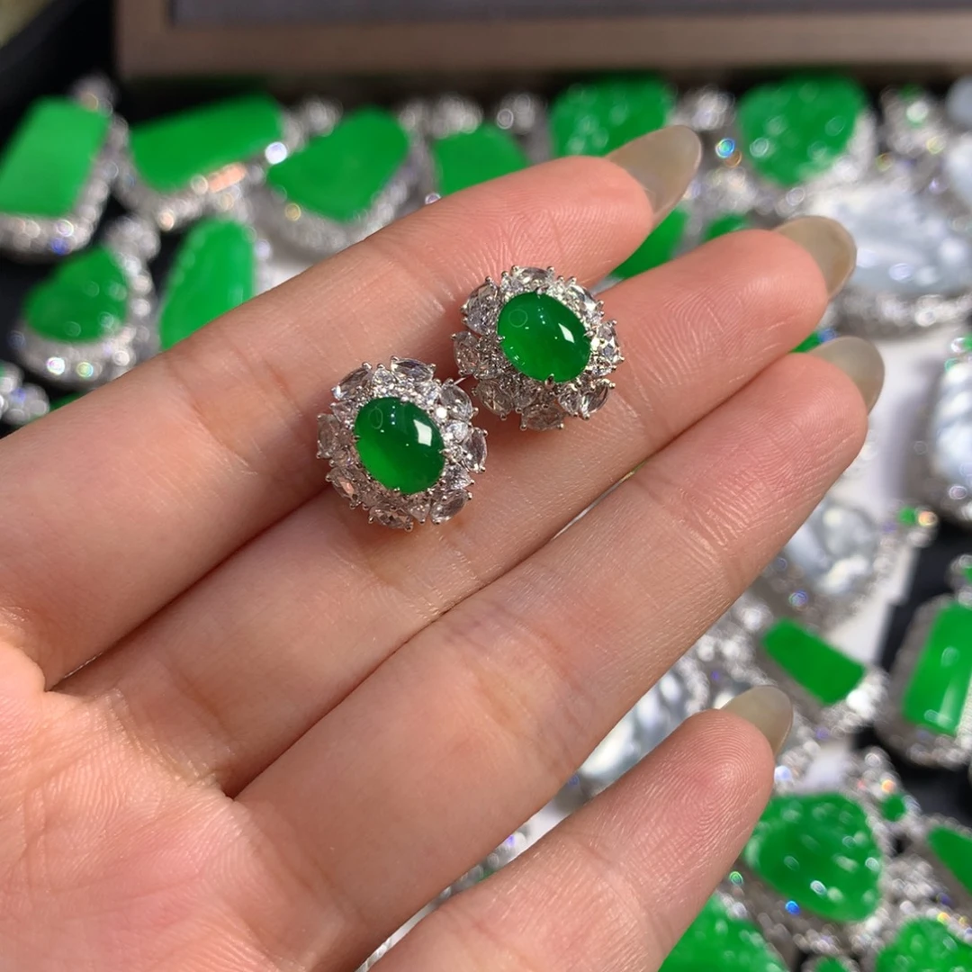 翡翠18K金镶嵌颈饰蛋面耳钉