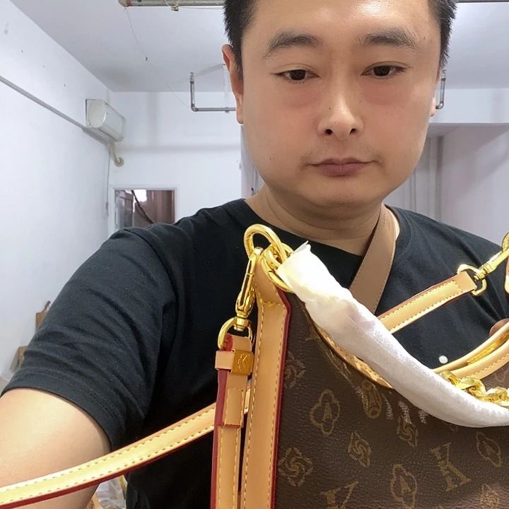 黄牛皮（革）鳄鱼皮（革）犏牛皮（革）