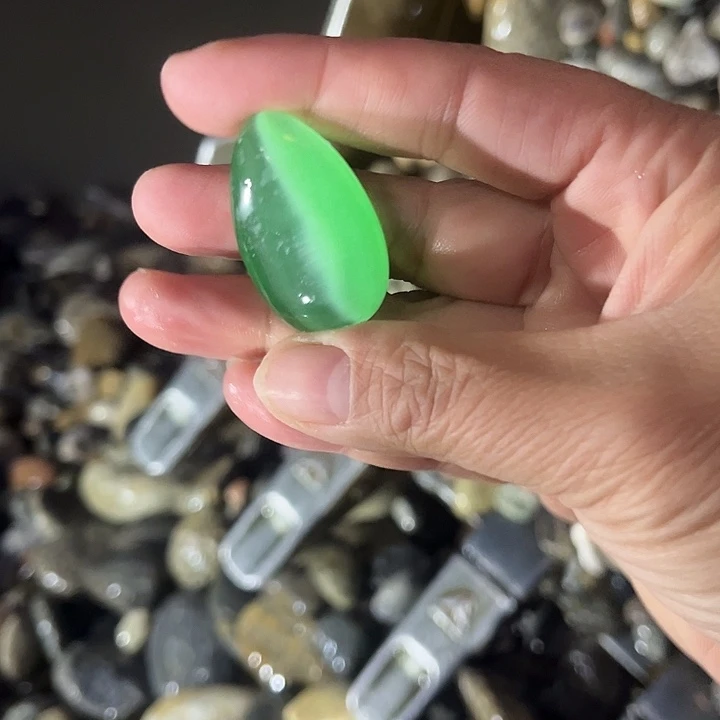 石英石只买单纯的吊坠，没带链子，属的性质。