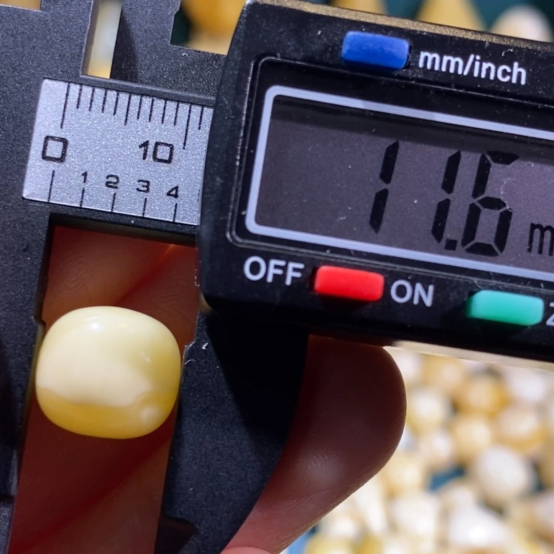 蜜蜡裸石未镶嵌配饰