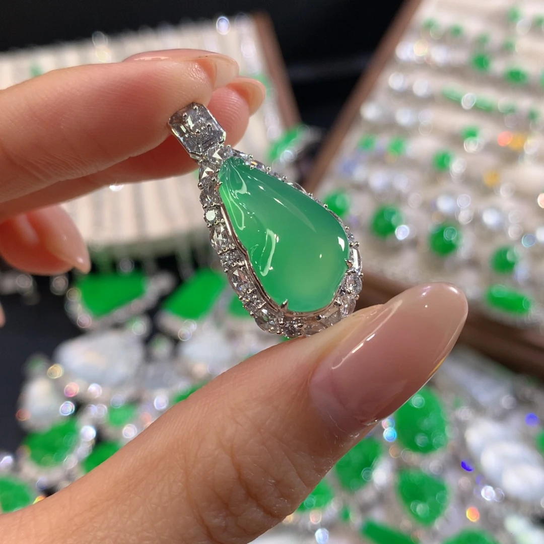 翡翠18K金镶嵌颈饰福瓜