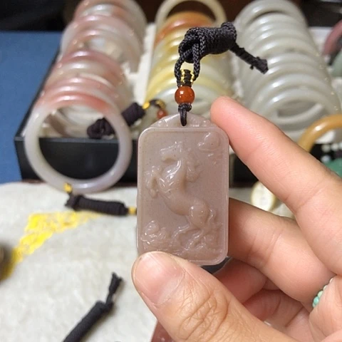 颈饰未镶嵌石英质玉