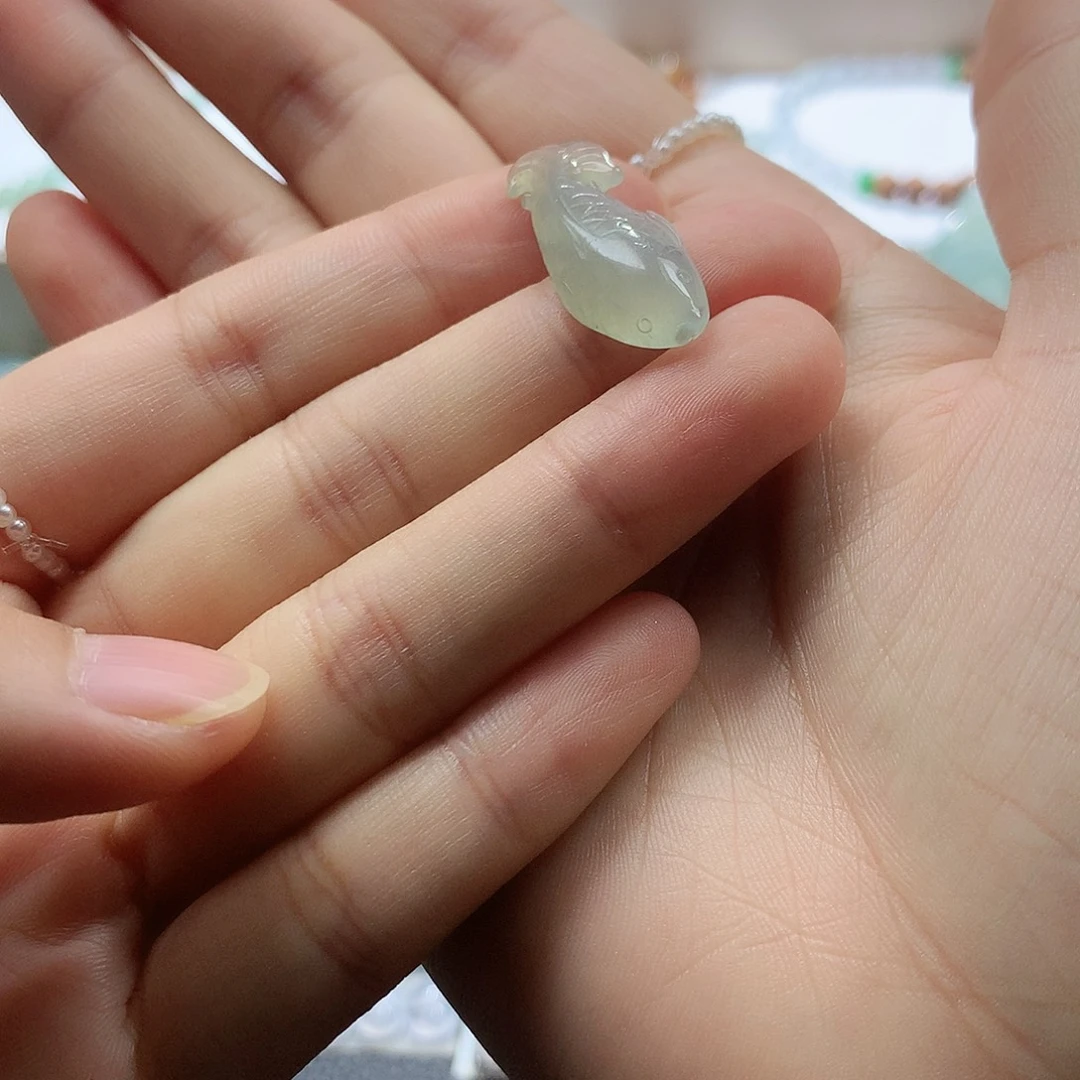 翡翠未镶嵌颈饰鱼