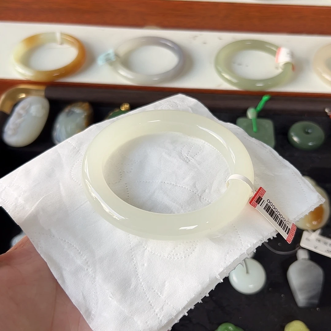 和田玉未镶嵌手镯