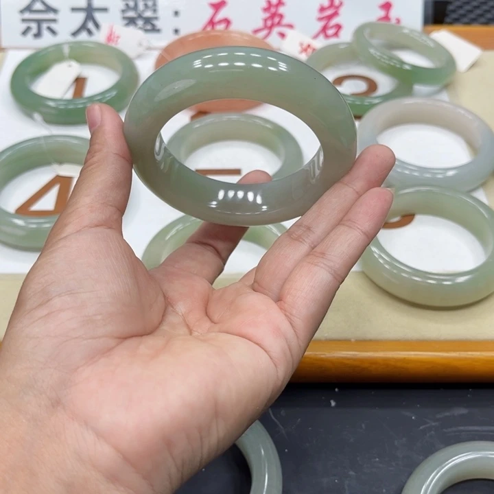 石英质玉手镯未镶嵌花**季