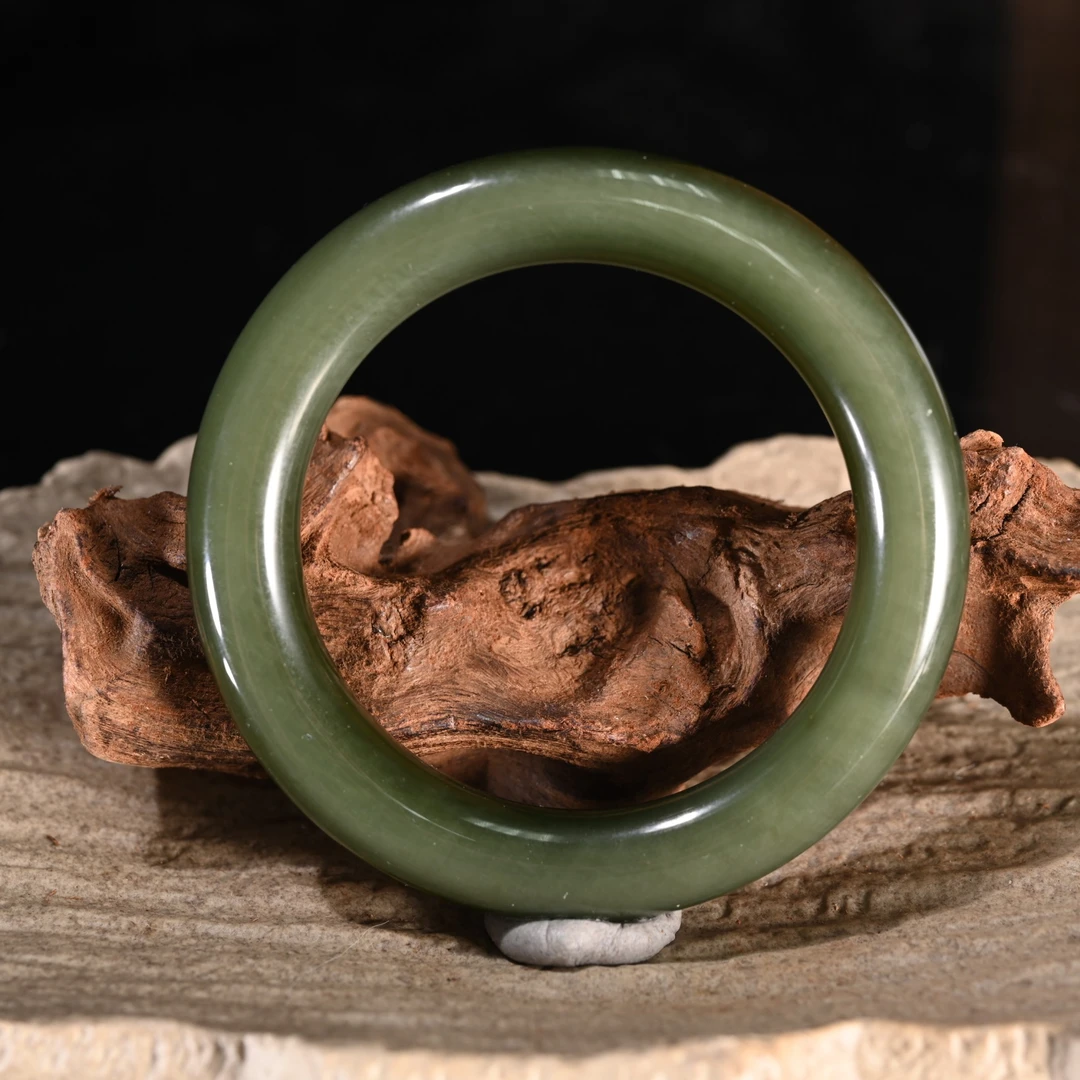 Lot8850 2510240026和田玉碧玉猫眼手镯/保利