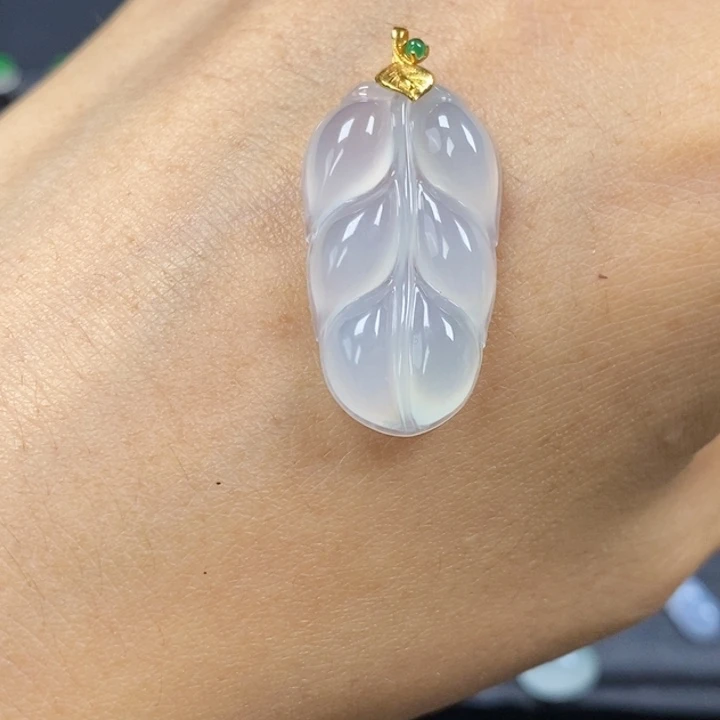 翡翠18K金镶嵌颈饰吊坠