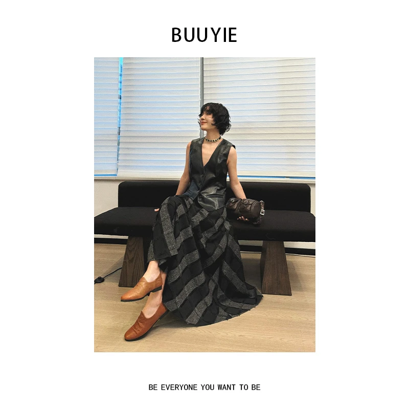 BUUYIE 25SS【摇滚诗】时尚新款百搭V领无袖黑色皮马甲背心 250252