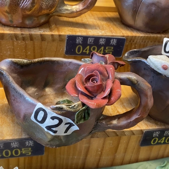 杯茶具店和服装商店以及超市