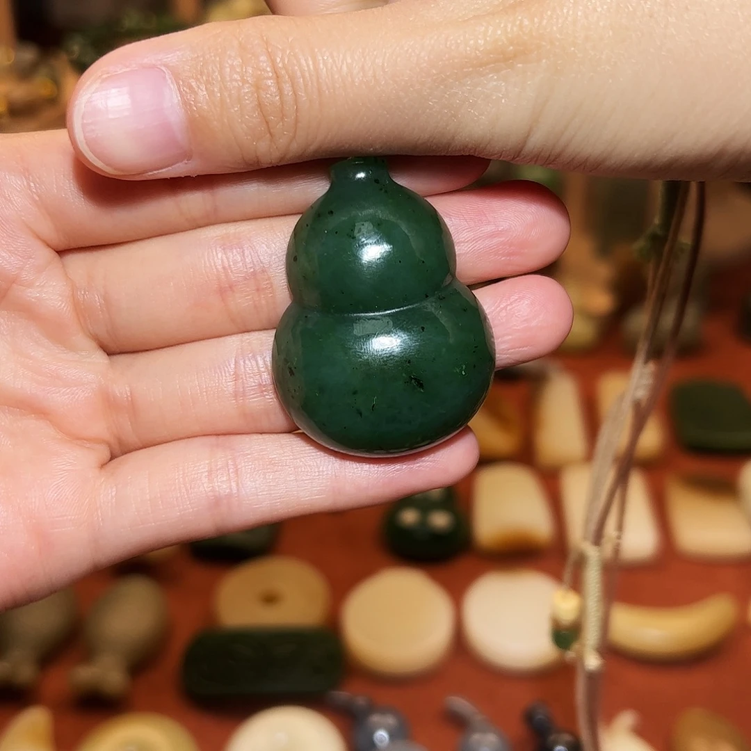 -***旺和田玉未镶嵌颈饰