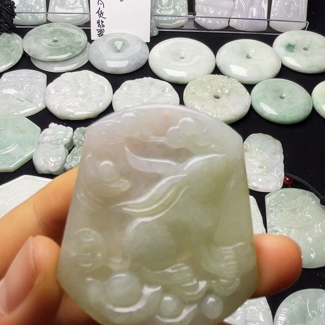 翡翠未镶嵌颈饰兔