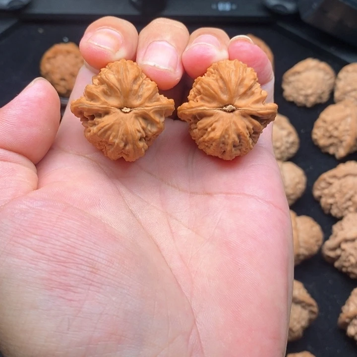 雪***文玩核桃吊坠白狮子