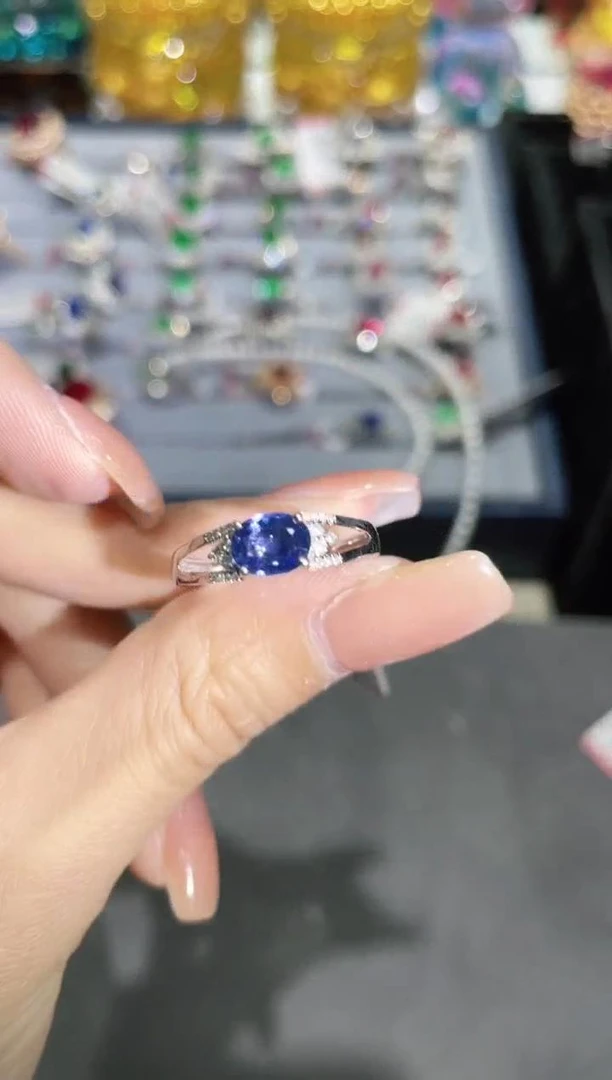 18K金镶嵌天然蓝宝石戒指