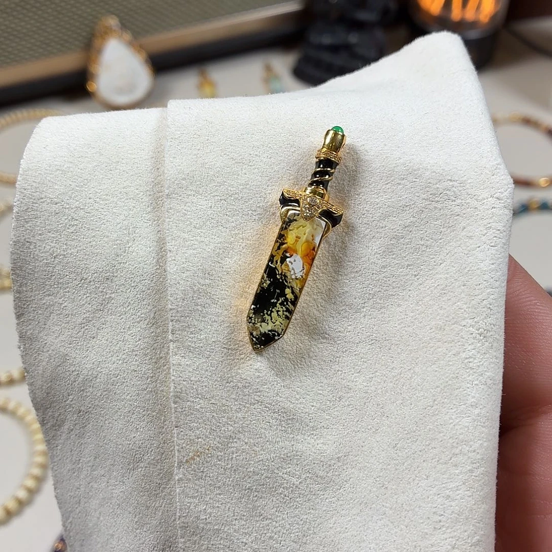 凛***至琥珀未镶嵌手链沁色宝剑