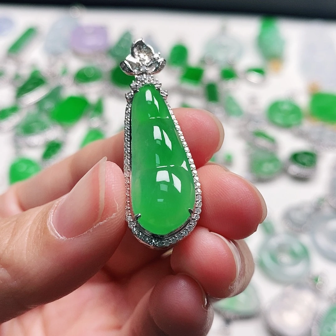 翡翠颈饰18K金镶嵌福豆吊坠