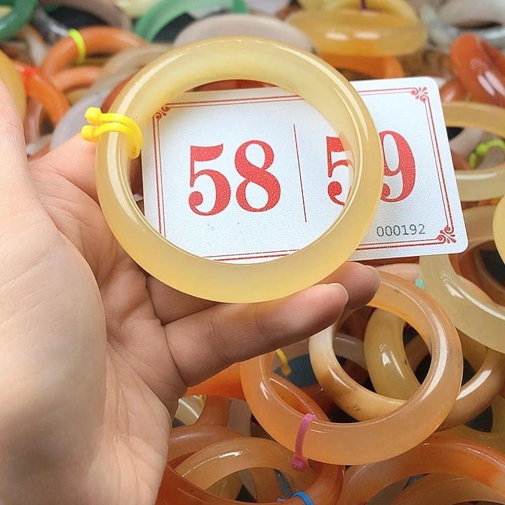 未镶嵌石英质玉（黄龙玉）手镯涵****?