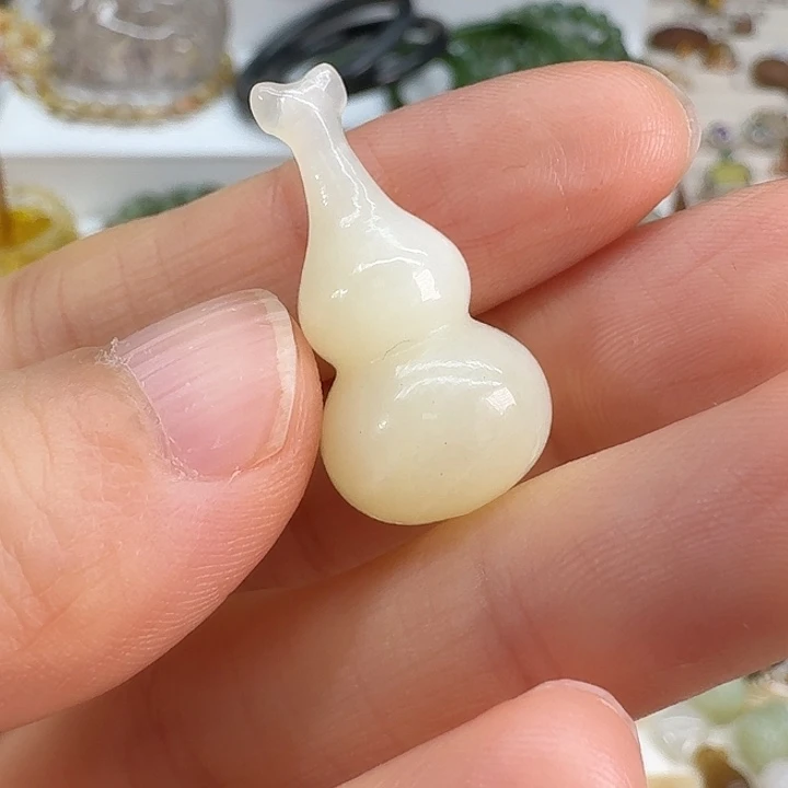 ****鼠和田玉未镶嵌颈饰