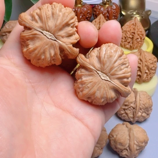 全品白狮子文玩核桃