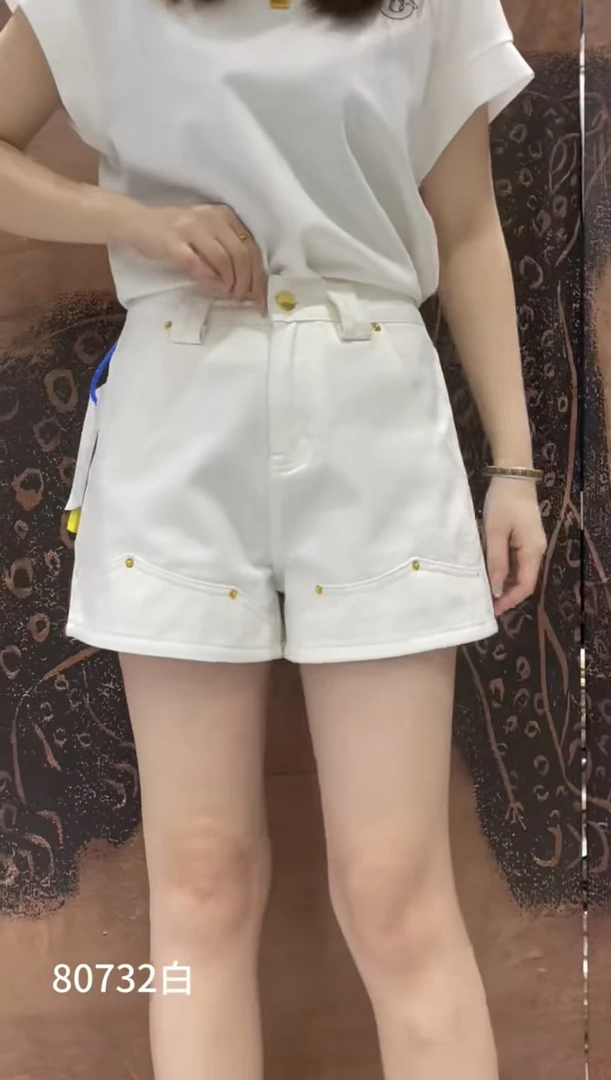 爆款牛仔短裤两个颜色