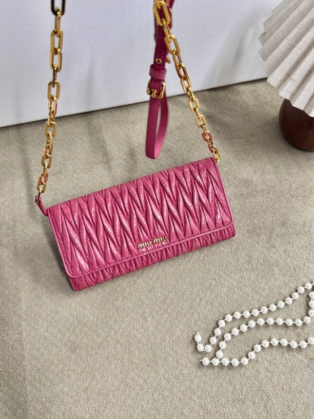 95新 MIU MIU/缪缪 miumiu 玫粉色褶皱斜挎包(K)