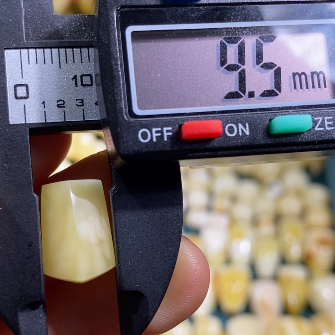 未镶嵌琥珀裸石配饰