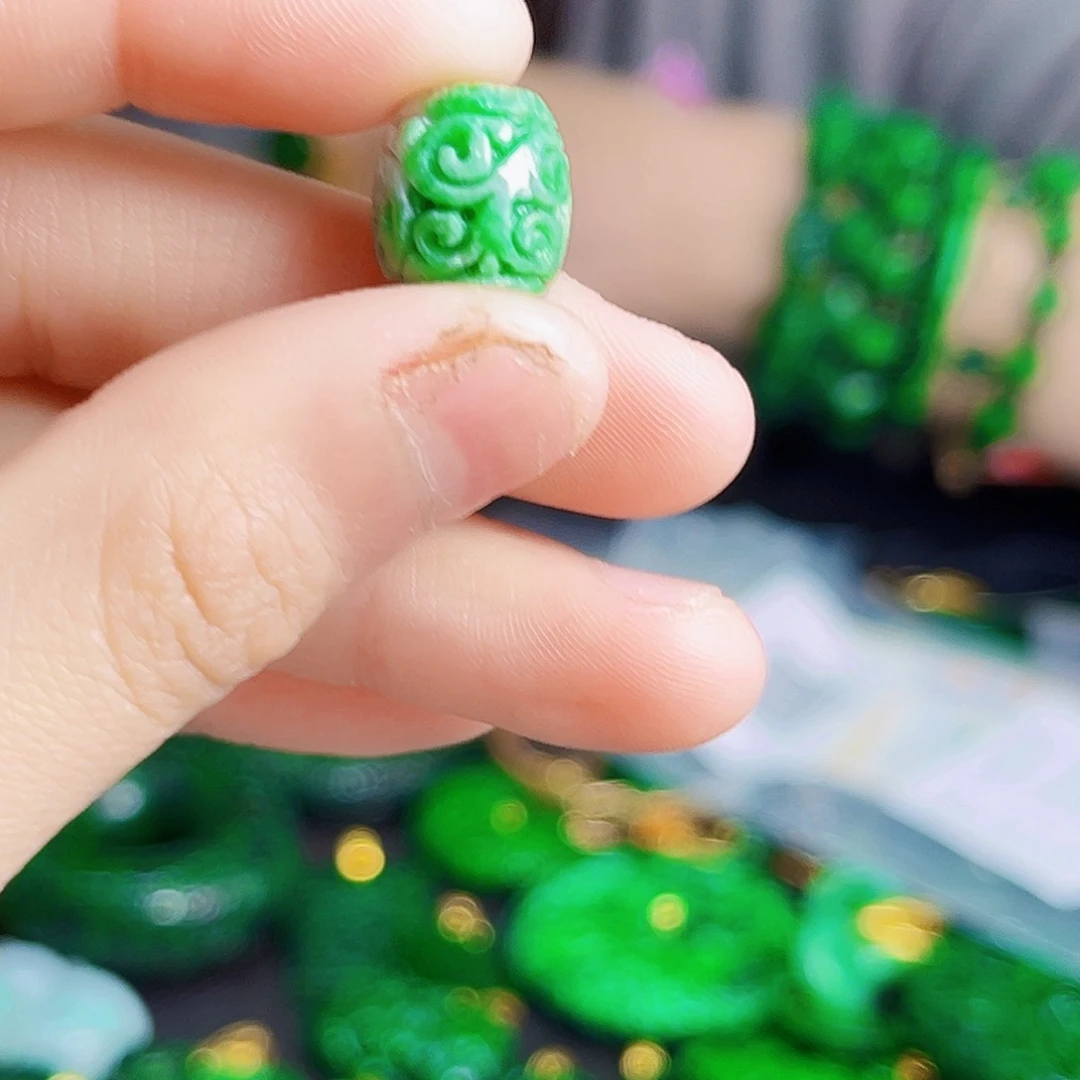 颈饰18K金镶嵌翡翠