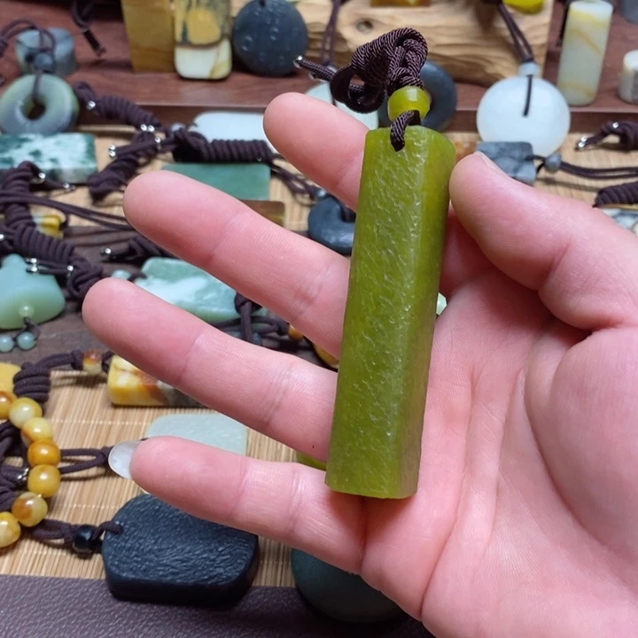蛇纹石玉挂件未镶嵌好**7