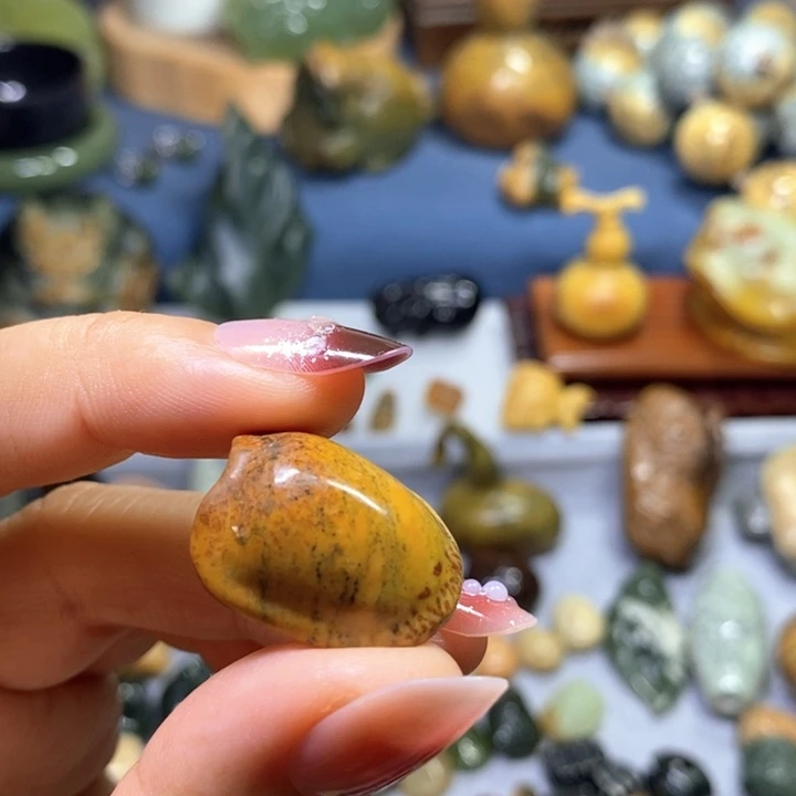 未镶嵌岫岩河磨玉（透闪石质玉）挂件