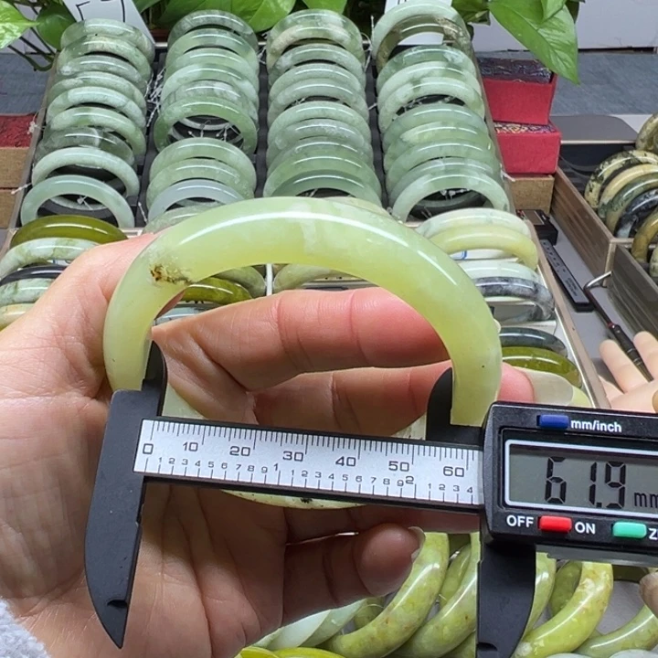 蛇纹石玉未镶嵌手镯66