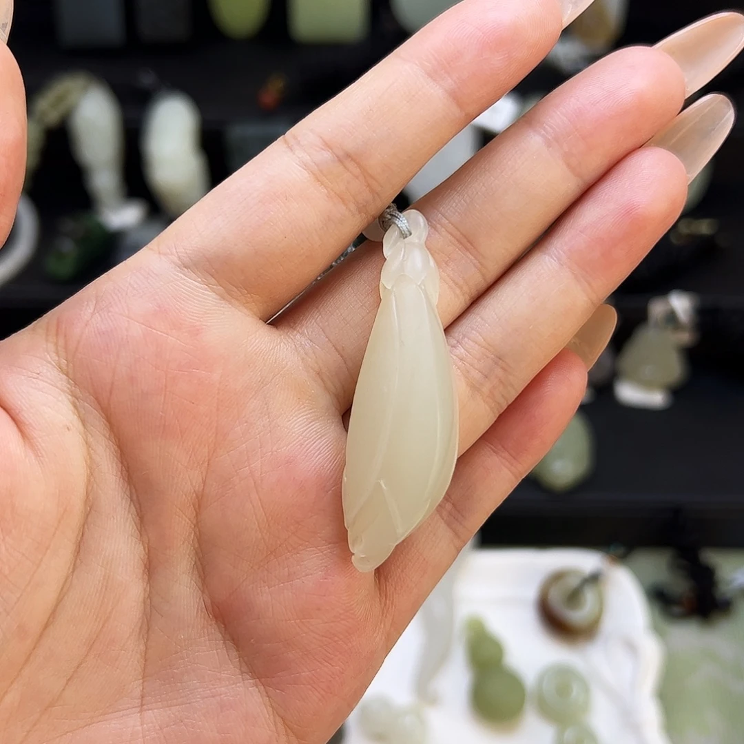 和田玉未镶嵌颈饰玉兰花