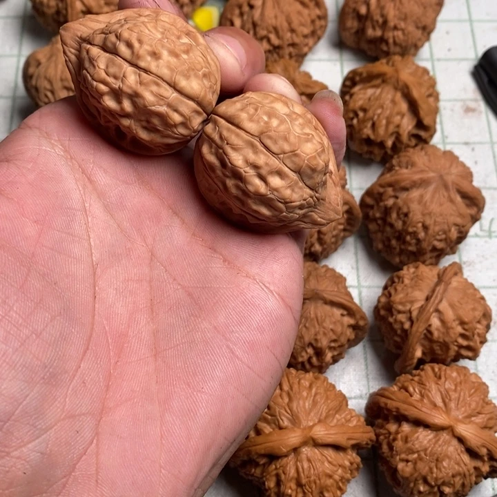 文玩核桃把件龟甲纹33左右