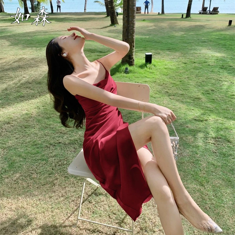 高级感醋酸缎面吊带连衣裙女夏季款气质收腰海边度假开叉包臀裙子