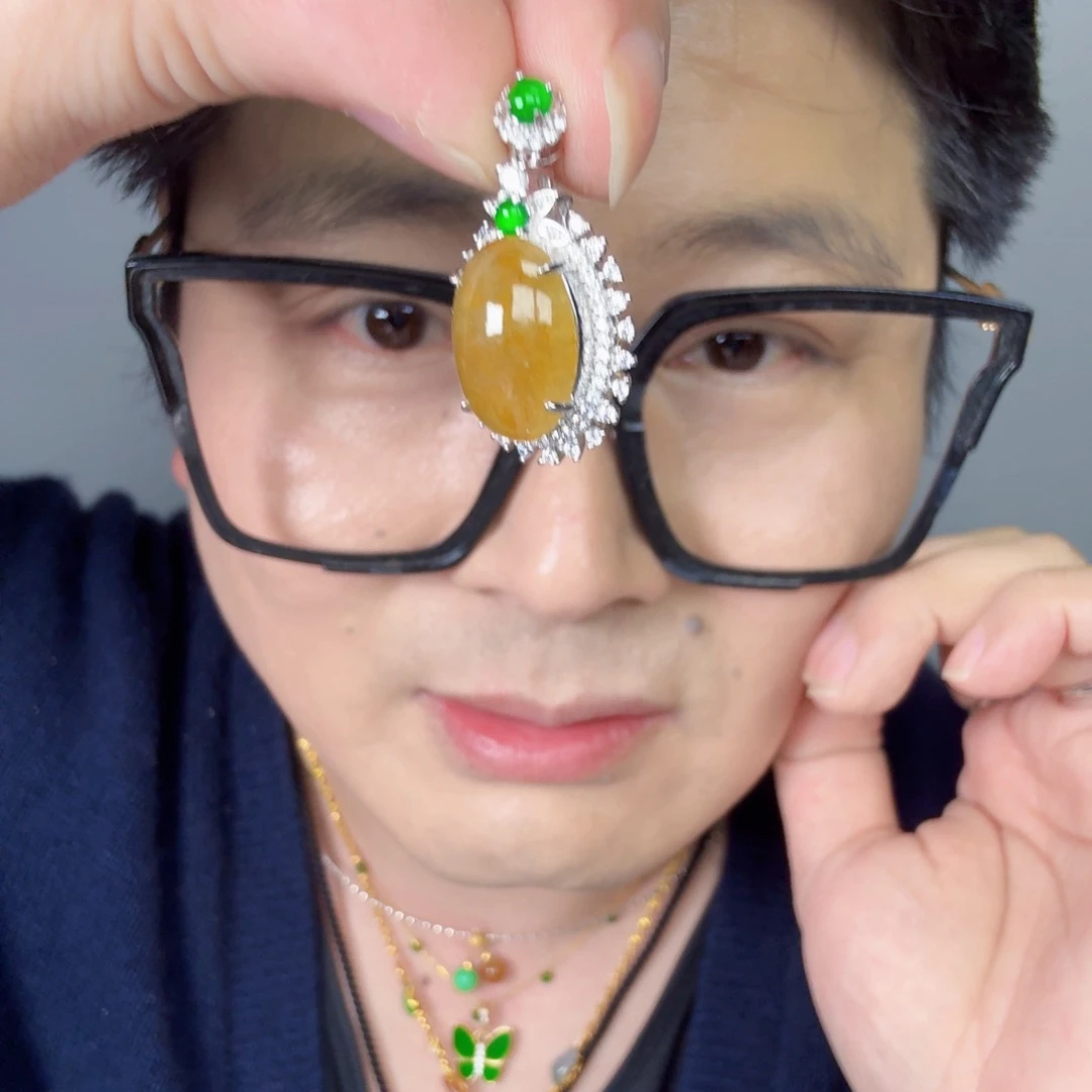 翡翠未镶嵌颈饰一件