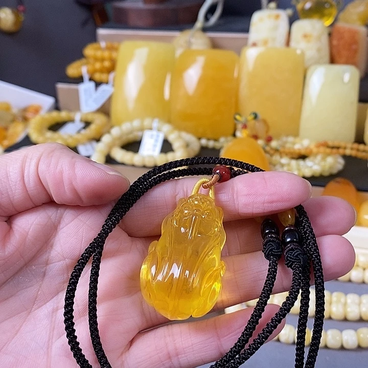 琥珀未镶嵌裸石貔貅