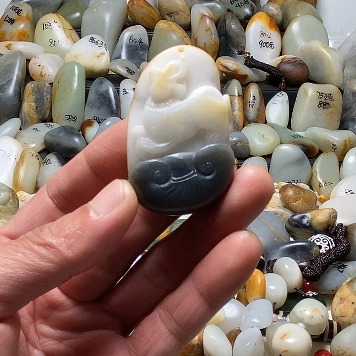 和田玉未镶嵌颈饰虎形吊坠