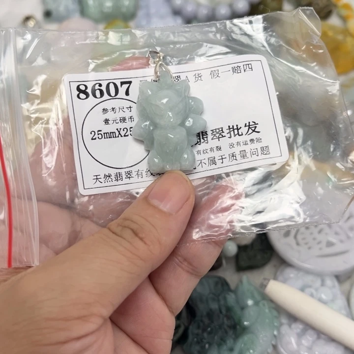 翡翠未镶嵌颈饰8607