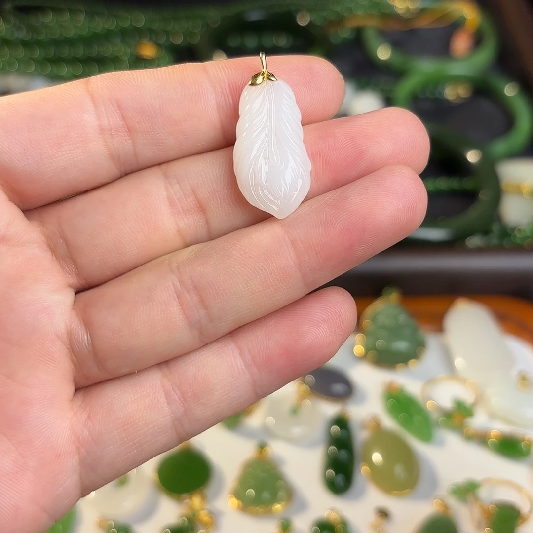 颈饰18K金镶嵌和田玉