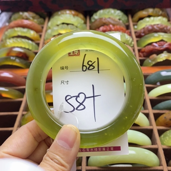 是****蛇纹石玉未镶嵌手镯