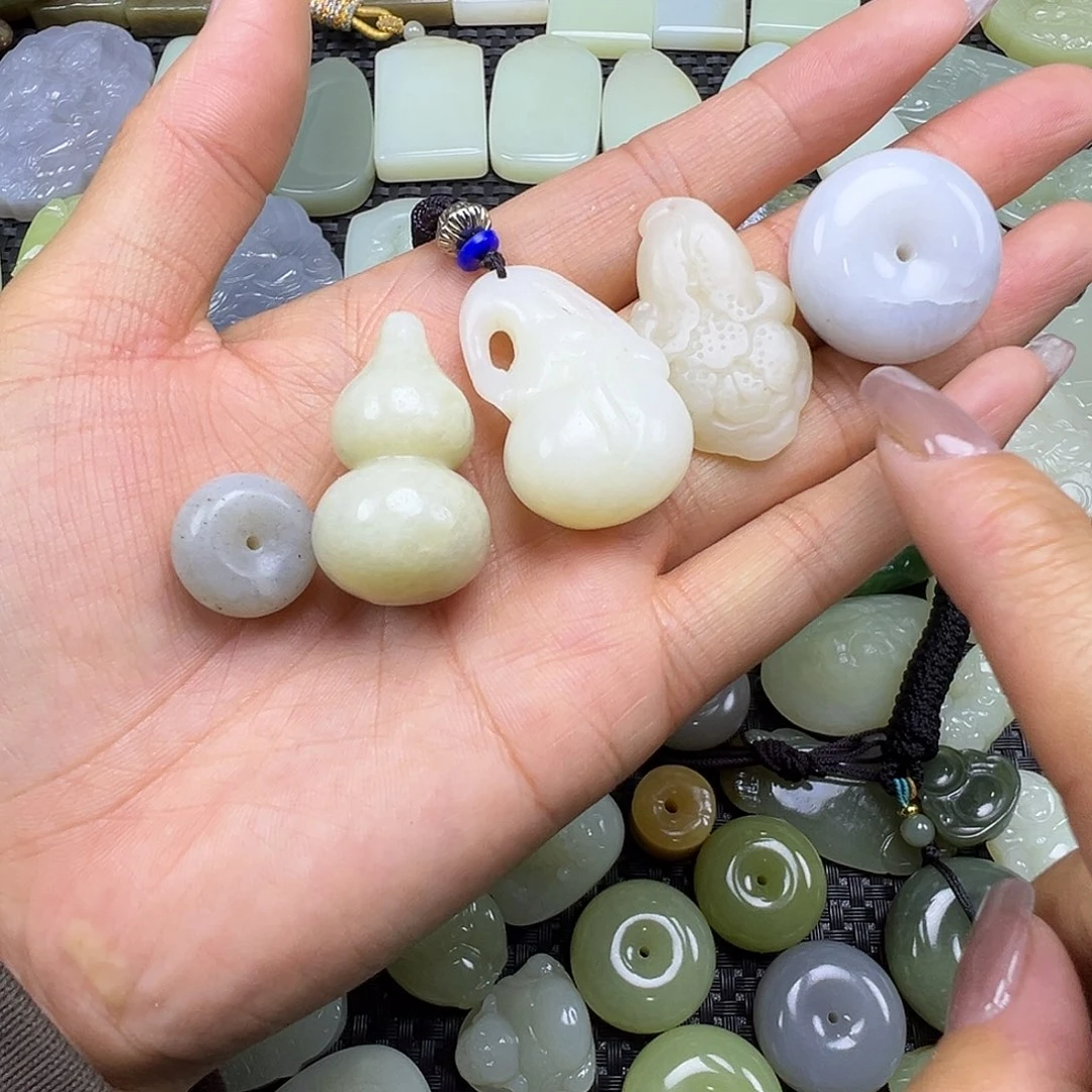 和田玉未镶嵌颈饰买断价，不退不换（微瑕）