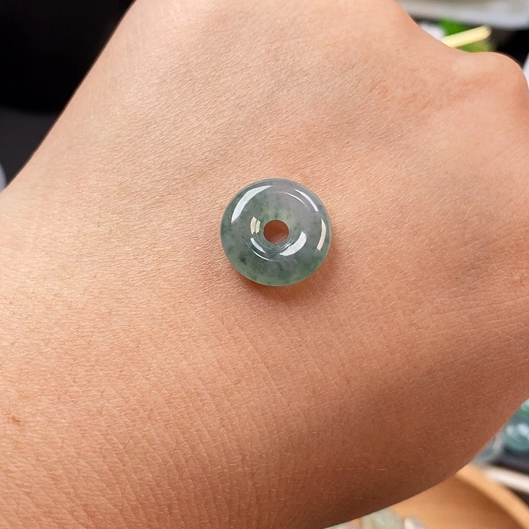 翡翠未镶嵌颈饰飘花甜甜圈