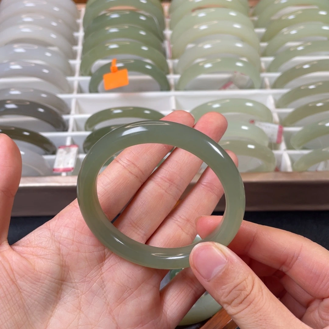 未镶嵌手镯和田玉悦*