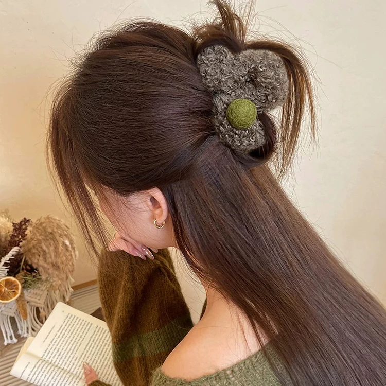 圆球毛绒几字抓夹女高级感半扎发鲨鱼夹2025新款秋冬发夹百搭发饰