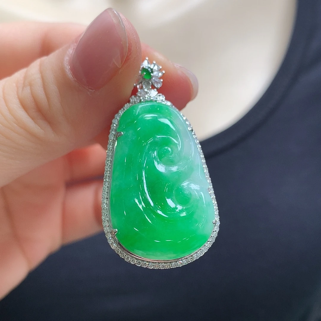 翡翠18K金镶嵌颈饰如意