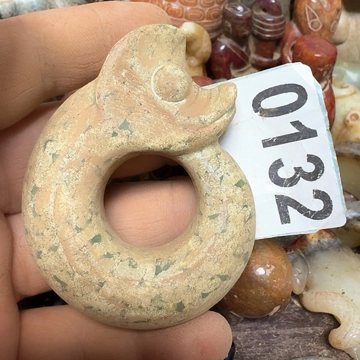 蛇纹石玉颈饰未镶嵌