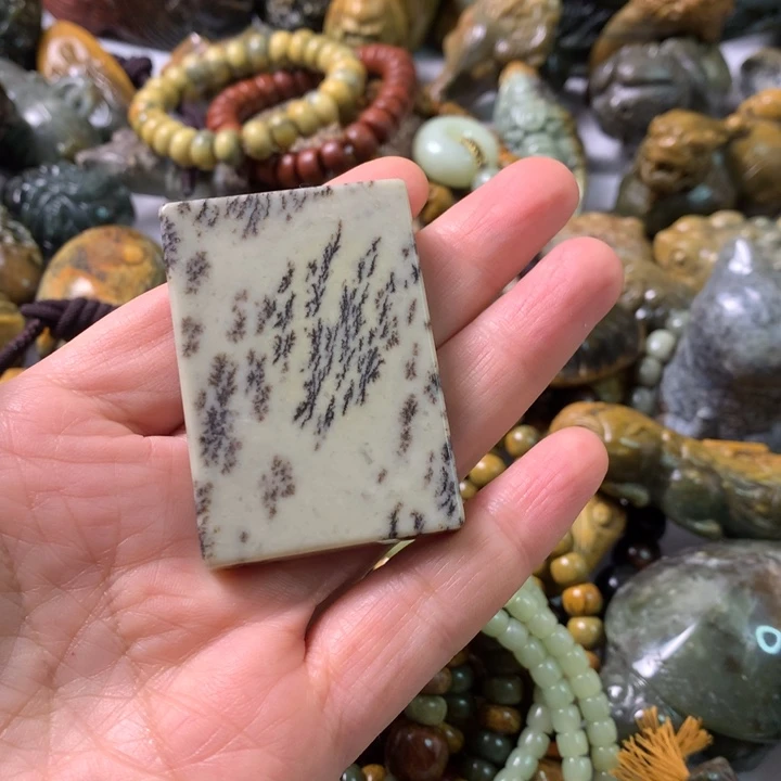 未镶嵌岫岩河磨玉（透闪石质玉）挂件