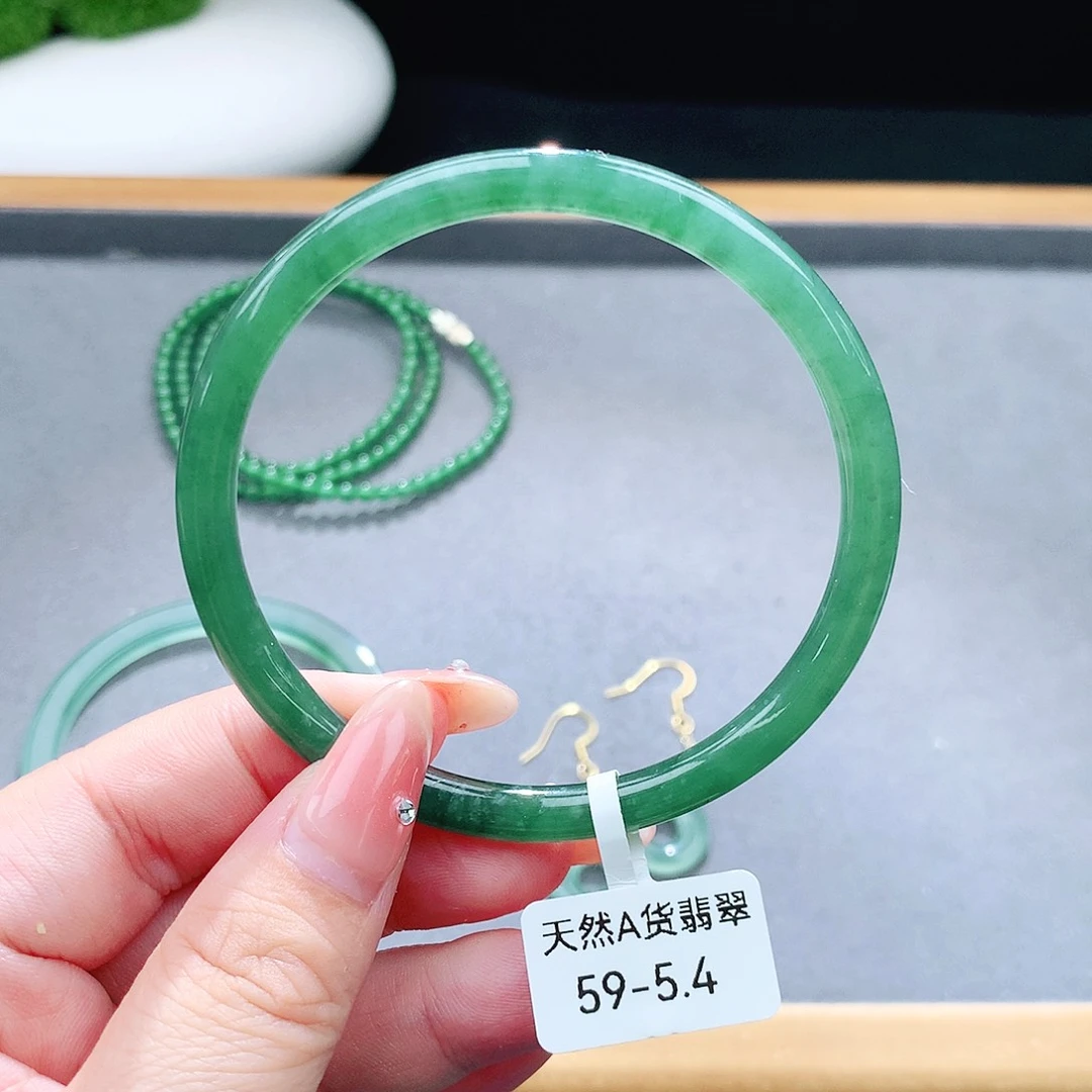 未镶嵌手镯（圆镯）翡翠